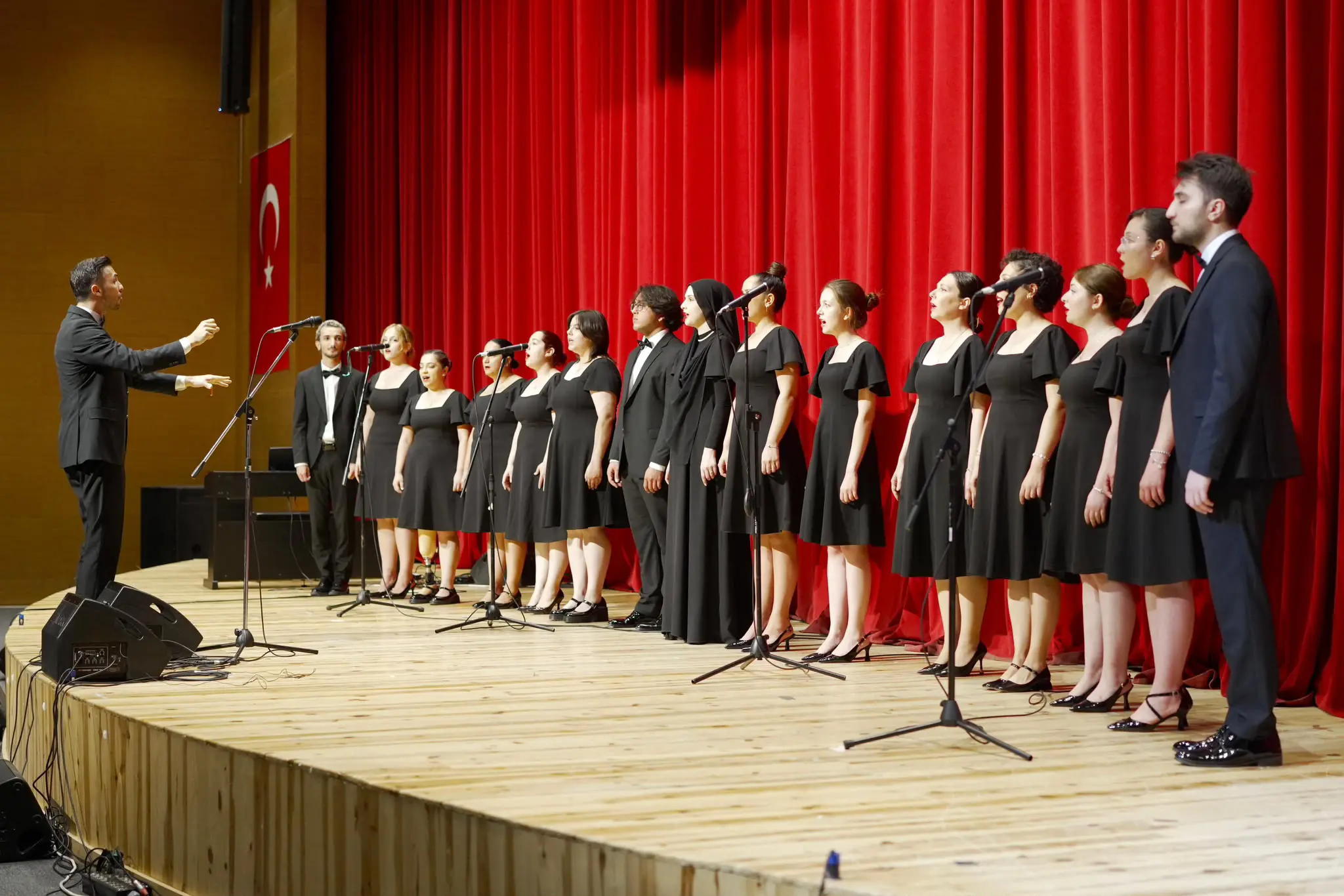 GENÇ MÜZİSYENLER YILSONU KONSERİNDE ALKIŞ TOPLADI galeri görseli